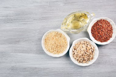 Ahşap masa üzeri yağlıboya ile tohum çeşitleri