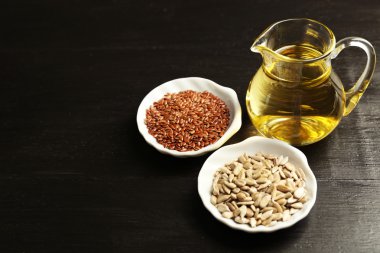 Ahşap masa üzeri yağlıboya ile keten ve ayçiçeği tohumu