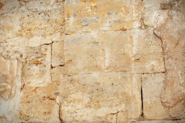 Kış konsepti. Eski taş duvarda rüzgârla oluşan kar yığını var