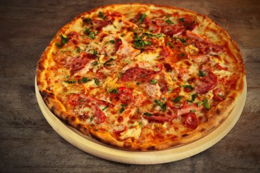 Lezzetli pizza ahşap masa üzerinde