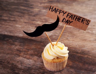 Ahşap masa üzerinde bıyıklı lezzetli yaratıcı cupcake