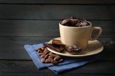 Çikolatalı fondan kek Kupası ahşap arka plan üzerinde