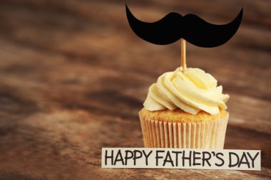 Ahşap masa üzerinde bıyıklı lezzetli yaratıcı cupcake