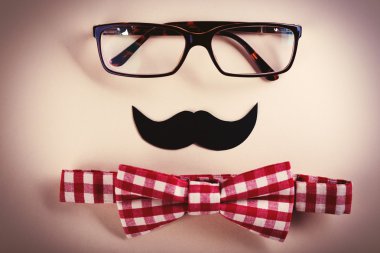 Papyon, gözlük, bıyık bej renkli arka plan üzerinde