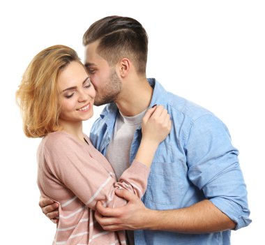 Kucaklayan ve üzerinde beyaz izole kız, öpüşme genç adam