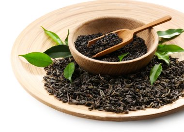 Ahşap kap içinde yeşil yaprakları ile çay Makinası, yakın çekim