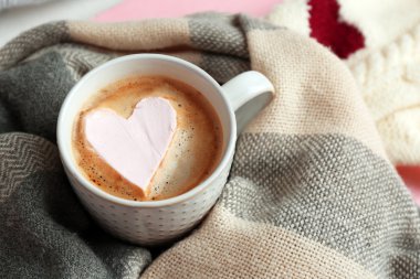 Kalp hatmi ve sıcak giysiler, sıcak cappuccino fincan kadar yakın