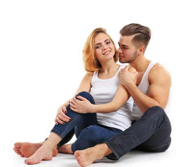 Kucaklayan, üzerinde beyaz izole aşık genç Çift