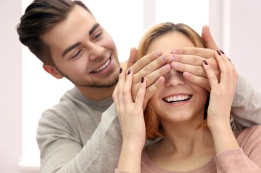 Genç adam sevgilisinin gözleri pencerenin yanında kapanış