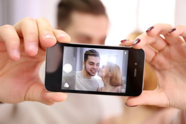 Kendi öz cep telefonunuzla fotoğraf çekici aşık genç çift yakın çekim