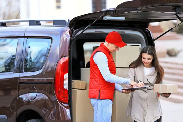 Delivery man and young woman — Stock Photo, Image