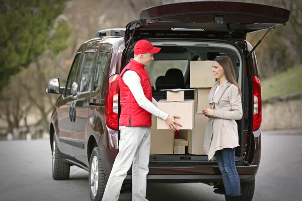 Entrega hombre y mujer joven — Foto de Stock