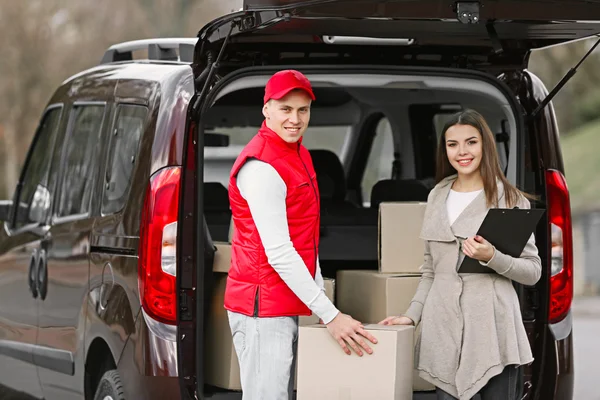 Entrega hombre y mujer joven —  Fotos de Stock