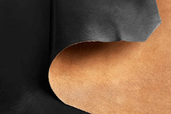 Zwart leder texture op witte achtergrond, close-up — Stockfoto