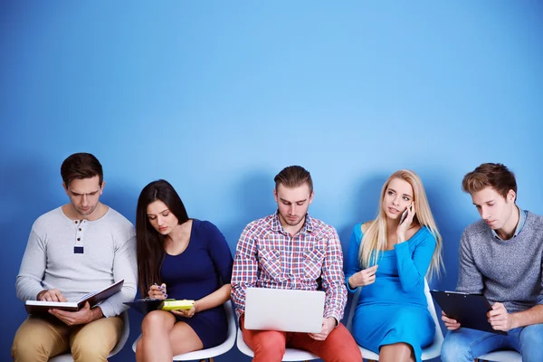 People sitting on chairs — Stock Photo, Image