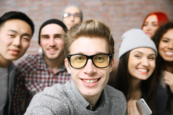 Menschen beim Gruppenfoto — Stockfoto