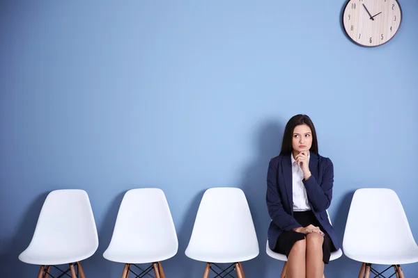 Femme d'affaires assise sur une chaise — Photo