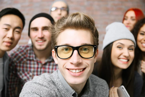 Menschen beim Gruppenfoto — Stockfoto