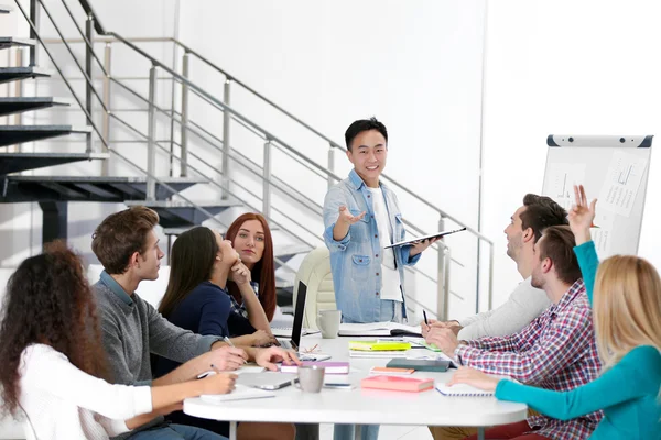 Reunión de negocios en la oficina — Foto de Stock