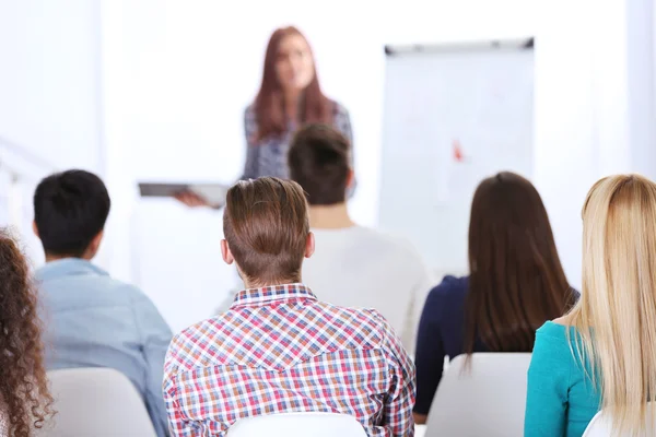 Junger Mann lehnt sich zurück — Stockfoto