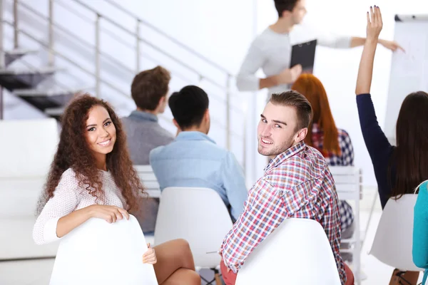 Feliz joven hombre y mujer — Foto de Stock