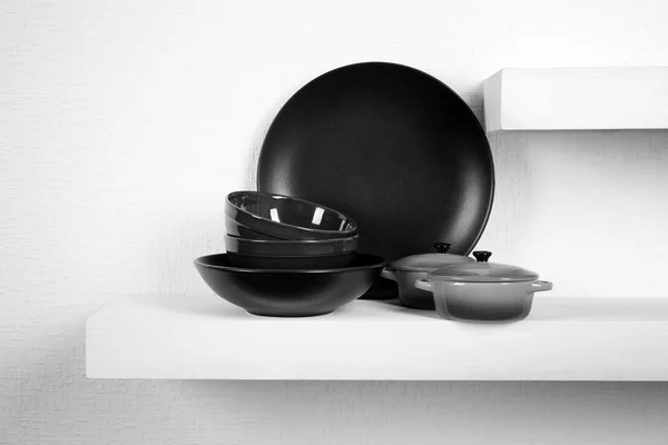 Set di utensili da cucina sullo scaffale — Foto Stock