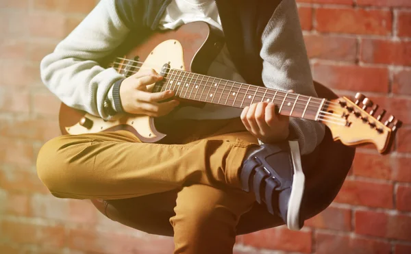 Pojke spela gitarr — Stockfoto