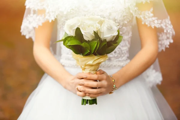 Wedding bouquet in hands — Stock Photo, Image