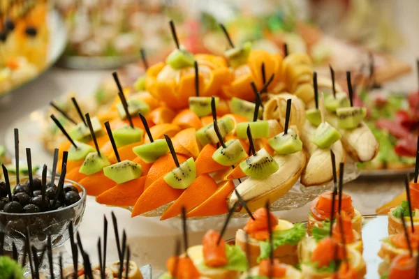 Prato com lanches variados em uma mesa — Fotografia de Stock