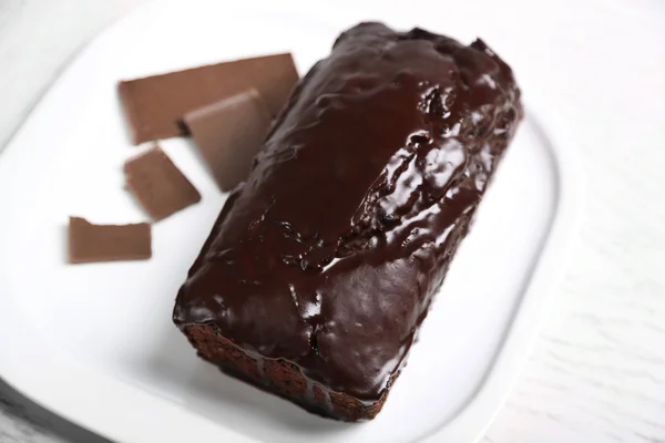 Pastel de chocolate con glaseado en mesa blanca — Foto de Stock