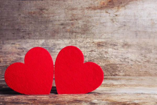 Червоні відчутні серця на дерев'яному фоні — стокове фото