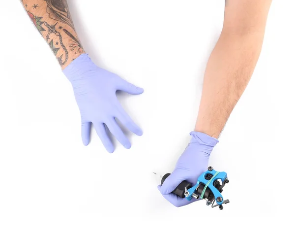 Manos tatuadoras en guantes azules — Foto de Stock