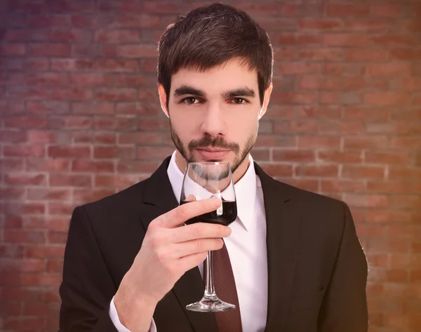 Homem cheirando vinho tinto em vidro — Fotografia de Stock