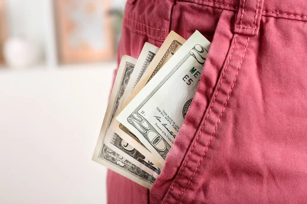Dinero en el bolsillo rosa, de cerca —  Fotos de Stock