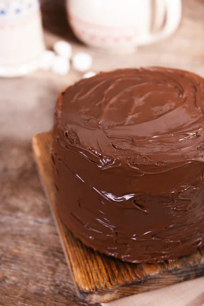 Pastel de chocolate con hoja sobre fondo de madera — Foto de Stock