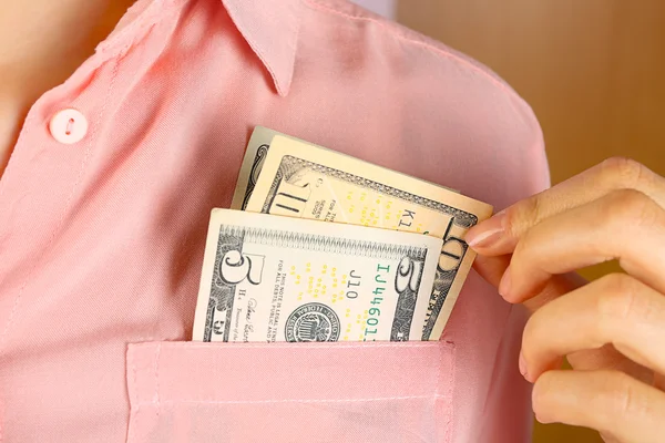 Dinheiro no bolso da camisa rosa, close-up — Fotografia de Stock