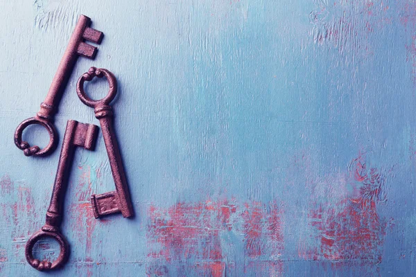 Старые ключи на синем деревянном фоне, пространство для копирования — стоковое фото