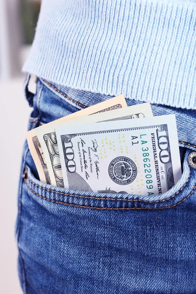 Χρήματα στην τσέπη τζιν, κοντινό πλάνο — Φωτογραφία Αρχείου