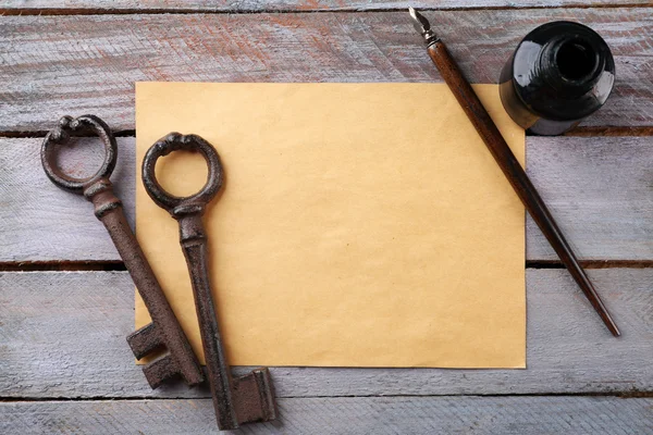 Stare klucze z dokumentów, atramentu i pióra na niebieskim tle drewniane, z bliska — Zdjęcie stockowe