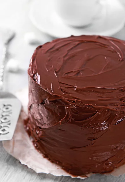 Čokoládový dort s čepelí na dřevěný stůl pozadí — Stock fotografie