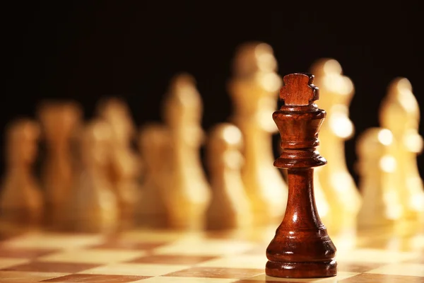 Piezas de ajedrez y primer plano del tablero de juego —  Fotos de Stock