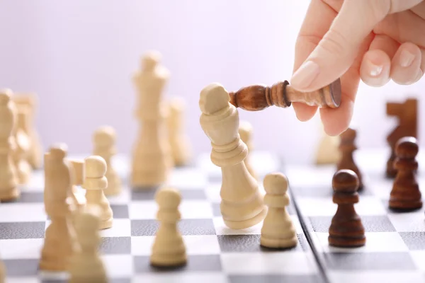 Mano femenina jugando ajedrez — Foto de Stock