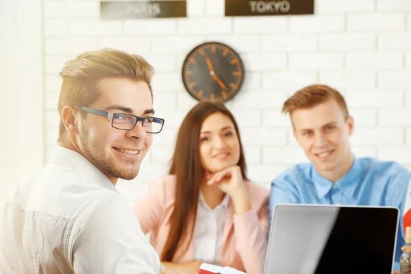 Agent offering vacation options for couple — Stock Photo, Image