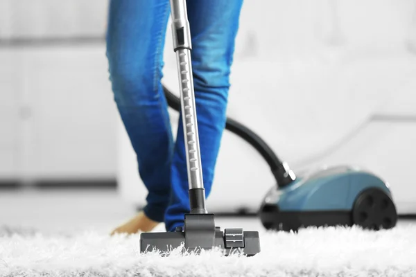 Femme qui nettoie le tapis — Photo