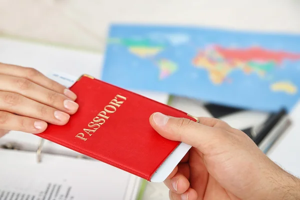 Agente che dà il passaporto — Foto Stock