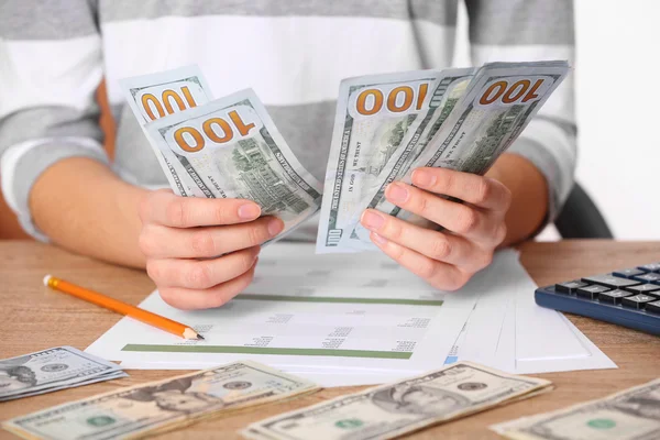 Hombre trabajando en el informe financiero en la oficina, primer plano — Foto de Stock