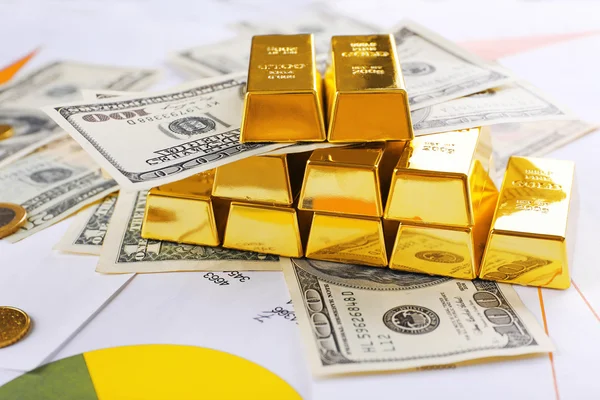 Zlaté cihly s dolarové bankovky na pozadí — Stock fotografie