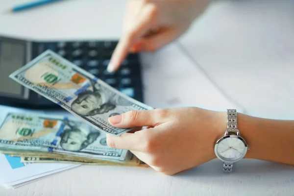 Mulher trabalhando em relatório financeiro no escritório, close-up — Fotografia de Stock