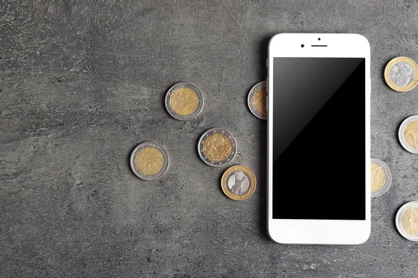 Мобільний телефон і гроші — стокове фото