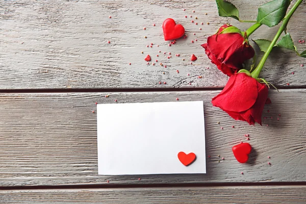 Hermosa rosa con tarjeta de regalo — Foto de Stock